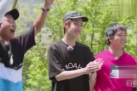 滑板男孩王一博，居然可以蹲着脱鞋子，这是什么骨骼清奇的美男子视频封面
