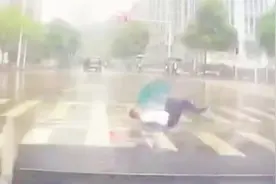 朋友圈疯传“青年雨天斑马线摔倒，后脑勺着地身亡”，真相来了！视频封面