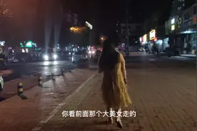 女澡堂新来个搓澡工，听说长得很漂亮，她一进来，大姐看呆啦！视频封面
