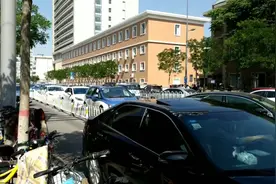 山大一院看病的人多车多人车混行。夏天很多人不带口罩。你带吗？视频封面