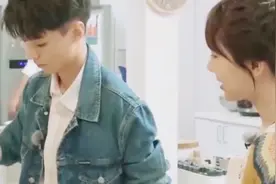 王俊凯综艺“忘系扣子”，当他抬起胳膊的瞬间，网友：未成年闭眼视频封面