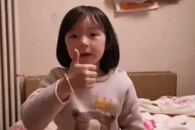 新冠疫情下，小朵朵呆在家自娱自乐，表演了一个吃手指头的魔术