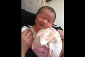 刚生下来丑到爸爸都不肯承认是自己的孩子，而现在简直就是小情人视频封面