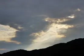 和故宫一样！烟台天空突出现云透光天文奇观！！视频封面