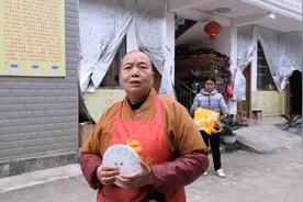 江西大山里的尼姑庵，尼姑和居士准备好大锅做腊八粥，明早去赠粥视频封面