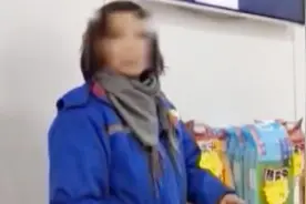 女子开车接女儿放学，不料遭歹徒劫持，女孩频繁向别人眨眼睛求救视频封面