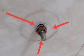 怎么快速拆下生锈的膨胀螺丝，只需要一把钳子就可以视频封面