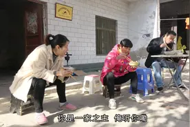 家里搬迁房选多大的？真真和婆婆边吃饭边商量，最后让公公做决定视频封面