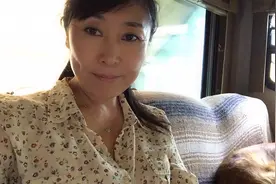 生活在美国的燕姐，华为手机屏幕摔坏了，你猜花了多钱修！视频封面
