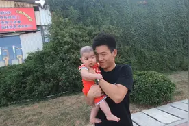 大杰出门溜娃，不料被蚊子给叮了几个大包，怎样才能快速消掉呀…视频封面