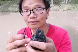 黄浦江边的小河居然用强磁打捞到一个手榴弹视频封面