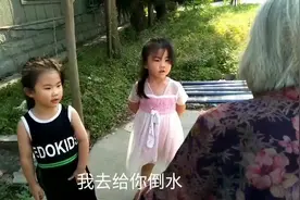 4岁双胞胎姐妹去看望90岁姥姥娘，姐妹俩的孝心让人感动视频封面