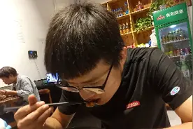 准备考研的帅气弟弟见到姐姐来看他，好吃好玩热情招待视频封面