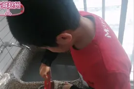 10岁儿子自己洗脱鞋，直言辛苦，老爸趁机教育，懂事的孩子视频封面