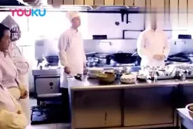 总裁当众教训厨子，不料厨子直接把盘子往地上一摔，总裁瞬间哭了视频封面