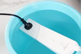 街头卖的插座放进水里，为什么还能继续用不会触电？原因只有一个视频封面