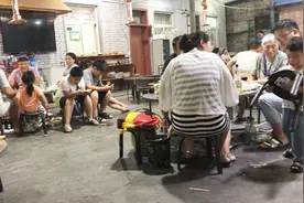 河南大哥开饭店，位置偏门头小，选在一个院子里，生意却很好视频封面