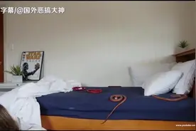 老外恶搞：趁女友熟睡，用蛇恶搞女友视频封面