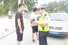 【鸿胜出警】开车穿拖鞋 要处罚视频封面