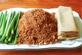 临沂名吃勾魂巧媳妇，用煎饼卷着怪好吃喷香，一家人吃不够视频封面