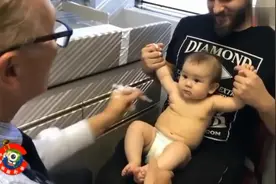 医生给小孩子打针，孩子不哭反而笑了，太有爱了视频封面