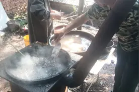 黑乎乎的一锅中药材，猪蹄猪头在里面一粘，白白净净毛根都没有视频封面