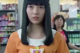 一男子穿裙子假扮孕妇在超市偷东西，小姑娘打抱不平，保安还骂她视频封面