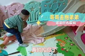 看看两岁小孩是怎么玩积木，宝妈都懵了