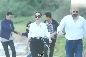 美女被博士抓回实验室，放进浴缸后竟变成美人鱼，下一秒精彩啦视频封面