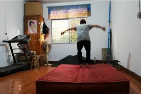 旧席梦思没再扔了，用来做健身的护垫挺好的，看老徐怎么利用它视频封面