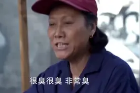 大妈卖臭豆腐，结果看见城管拔腿就跑，根本不知道是来买臭豆腐的视频封面