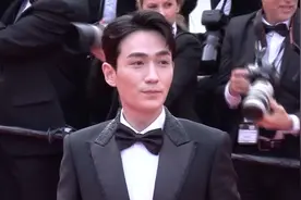 朱一龙亮相戛纳红毯，一身黑西装气场十足，完全不输任何人视频封面