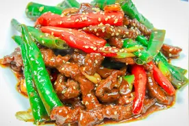 牛肉这样炒鲜嫩多汁够入味，厨师长分享腌肉窍门，炒一大盘不够吃视频封面