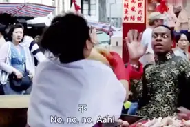 黑老外找中国大妈问路，两人对话全程搞笑，真是《鸡同鸭讲》视频封面