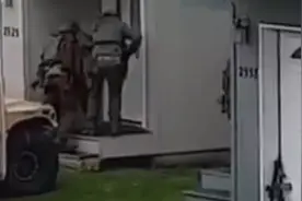 爆笑 警察上门抓人 各种努力撞门就是打不开 笑死了视频封面