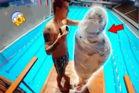 老外作死在全身包裹保鲜膜，跳入水中能挣脱吗？不作死就不会死呀视频封面