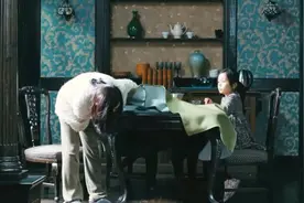 母亲吃饭时被人踢了一脚，女儿却说不是她，低头往桌下一看才明白视频封面
