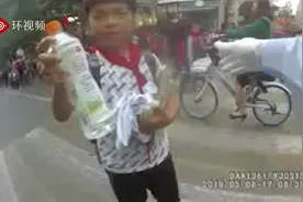 小学生放学斑马线上给交警送水，警察蜀黍：孩子，叔叔给你敬个礼视频封面