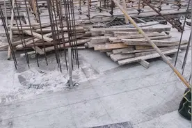 工人都下班了，唯独施工员小伙一个人在放线，一干就到天黑了视频封面