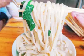 一个窍门教你做手擀面，面条筋道爽滑不粘不断，一人一碗不够吃！视频封面