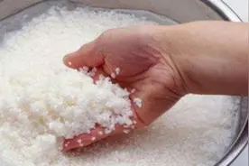 煮米饭用冷水还是热水好？煮了这么多年才知道，90%的人都错了视频封面