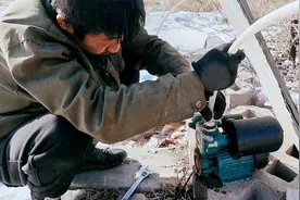 东北气温零下20度，水已经结冰，看看井水是怎么抽上来的视频封面