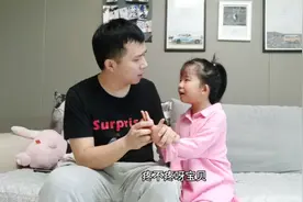 女儿的手受伤了，爸爸说“男子汉大丈夫不怕”，女儿是这样回复的视频封面