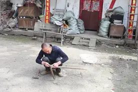 农村大爷农活繁重，锄头都用坏了，用这个方法修耐用又持久！视频封面