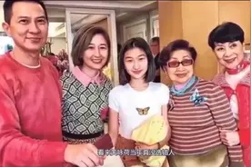 51岁张家辉全家福，13岁女儿像极了爸爸，54岁关咏荷似少女视频封面