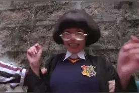 学生妹一不小心走到了集体抢劫的胡同里，没想到连袜子也要抢！视频封面