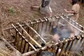 一群野人进攻原始部落，扛起美女就往森林跑，这帮人真是猪狗不如视频封面