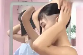 妹子长发飘飘，没想到她会把一半剃光，真是太难看了！视频封面