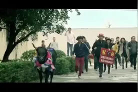 女孩被公牛追赶，以为脱了红上衣就没事，不料裙子也是红的视频封面