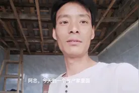 客户厨房装修，这种材料吊顶便宜也很漂亮